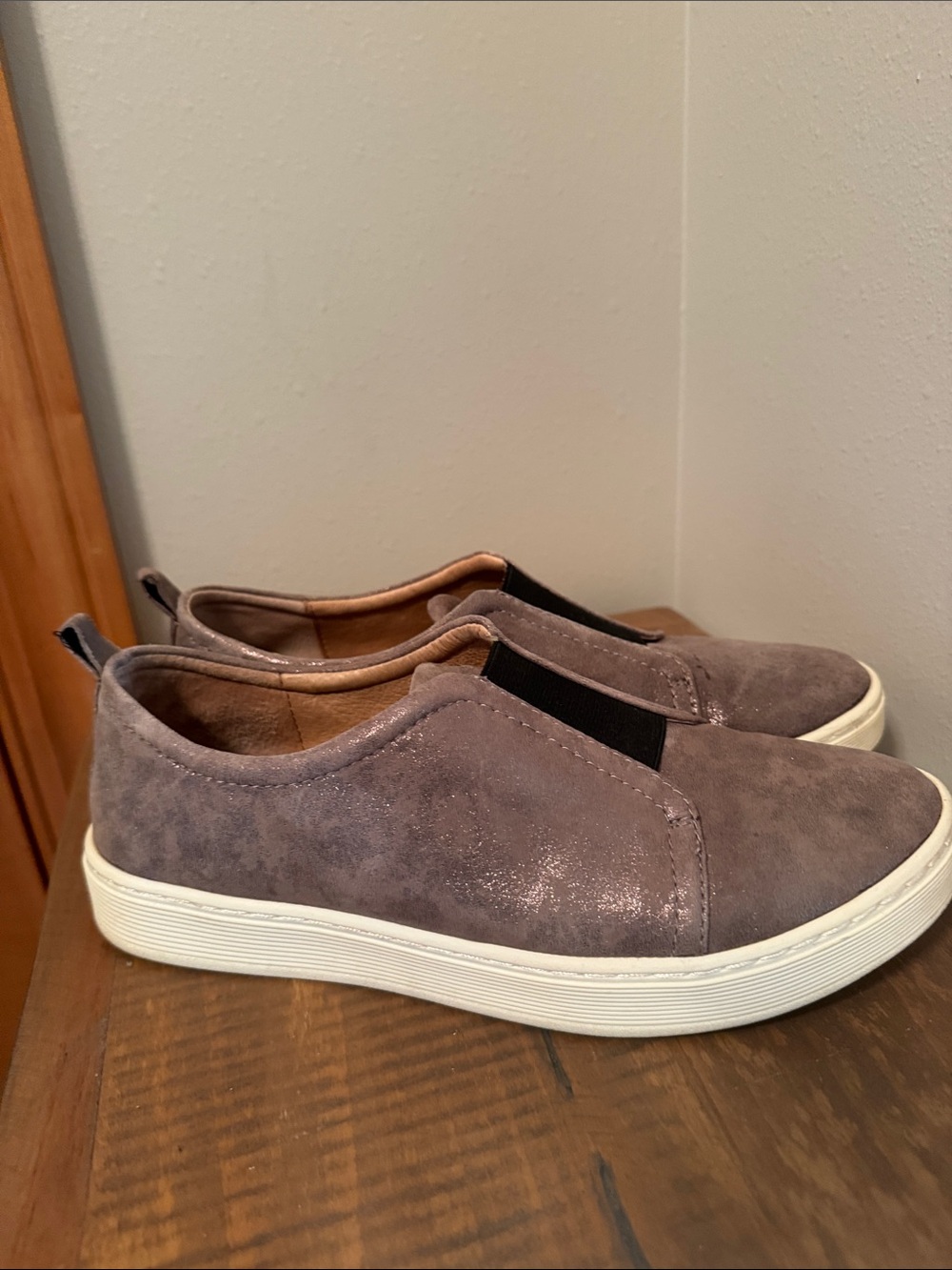 Women’s Leather Sofft Metallic Taupe Slip-On Sneakers Size 9.5 - Picture 3 of 6